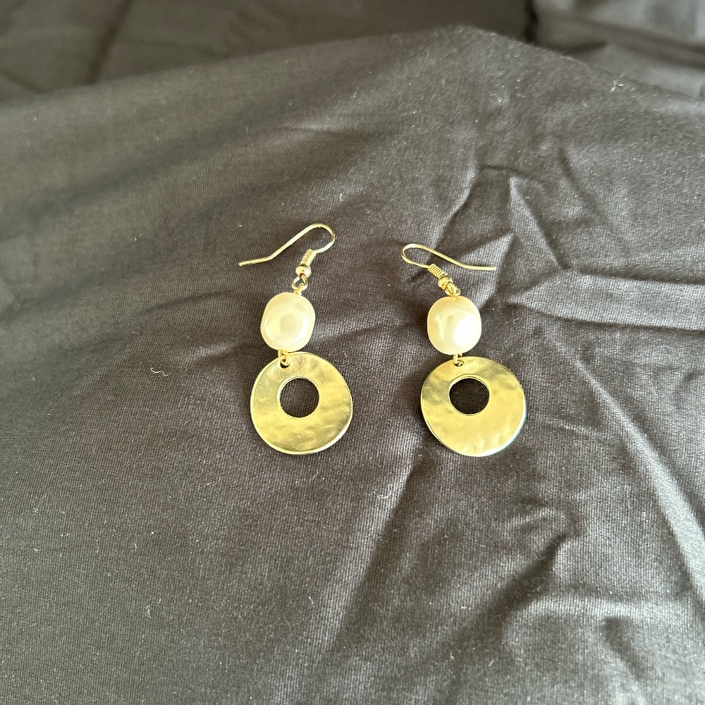Elegant Gold and pearl Dangle Earrings